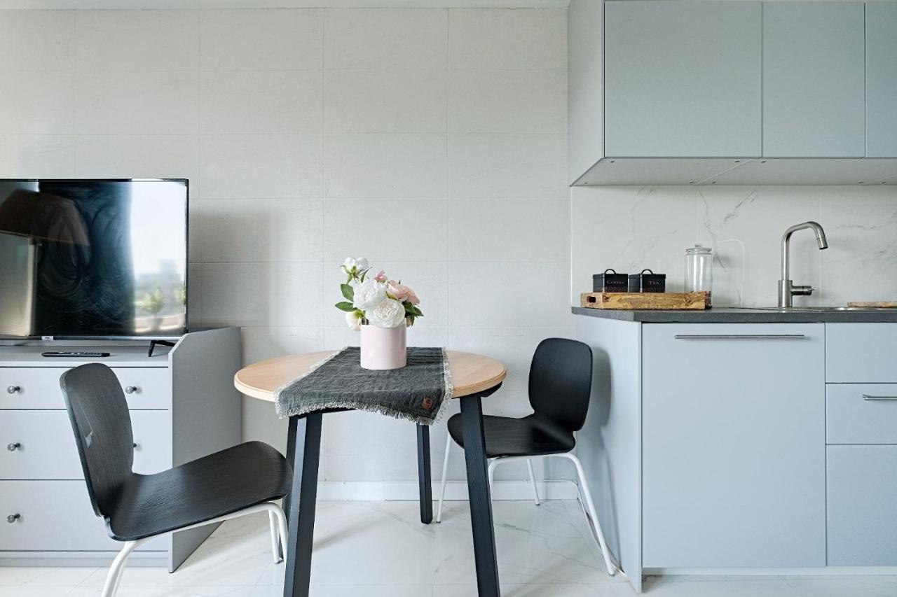 Apartment White Next To Polin Polish Jews Musem *
